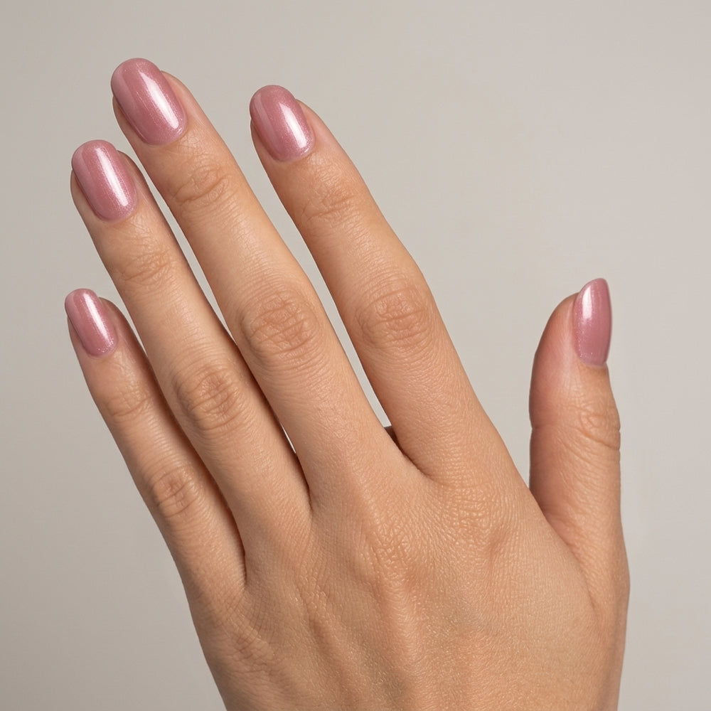 NailPen - mano con smalto Rosa Antico, sfondo neutro